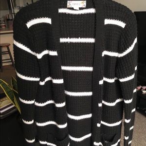 Black and white stripped cardigan 🖤